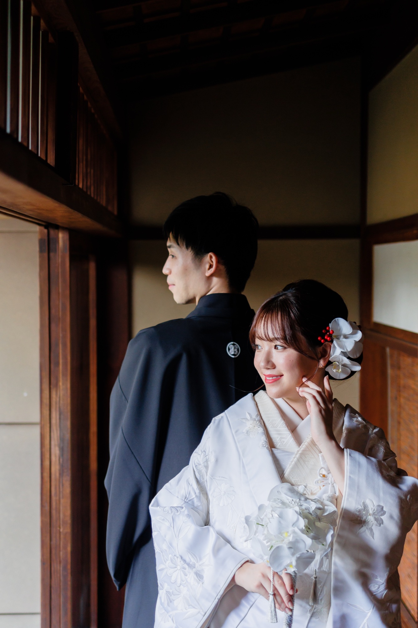 京町家の縁側の白無垢の新婦と紋付袴の新郎