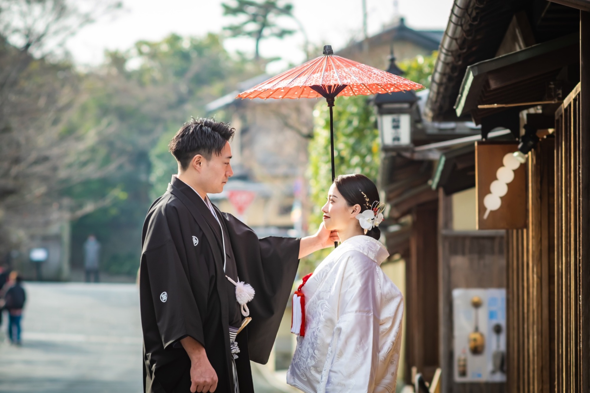 番傘をさす和装の新郎新婦(京都・二年坂での撮影例)