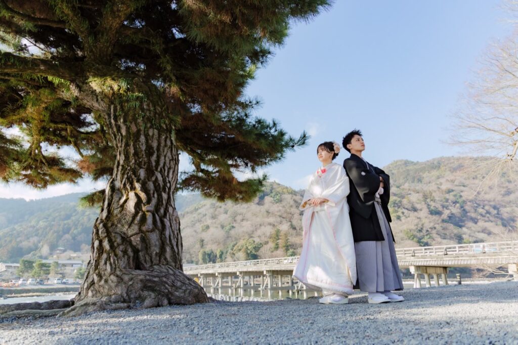 嵐山で白無垢と紋付袴の和装前撮り(渡月橋)