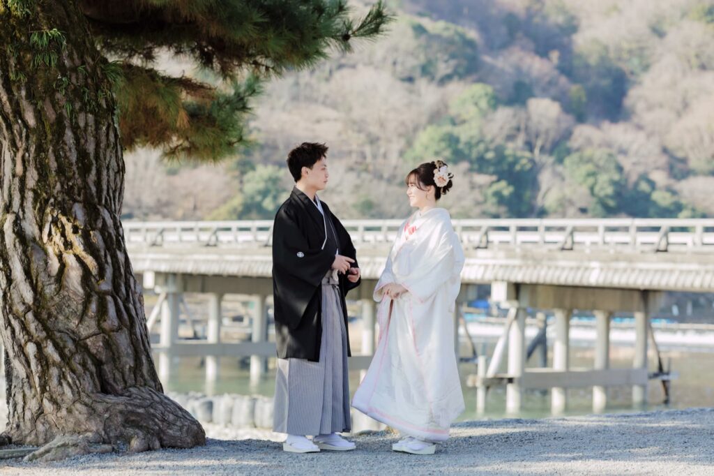 嵐山で白無垢と紋付袴の和装前撮り(渡月橋)