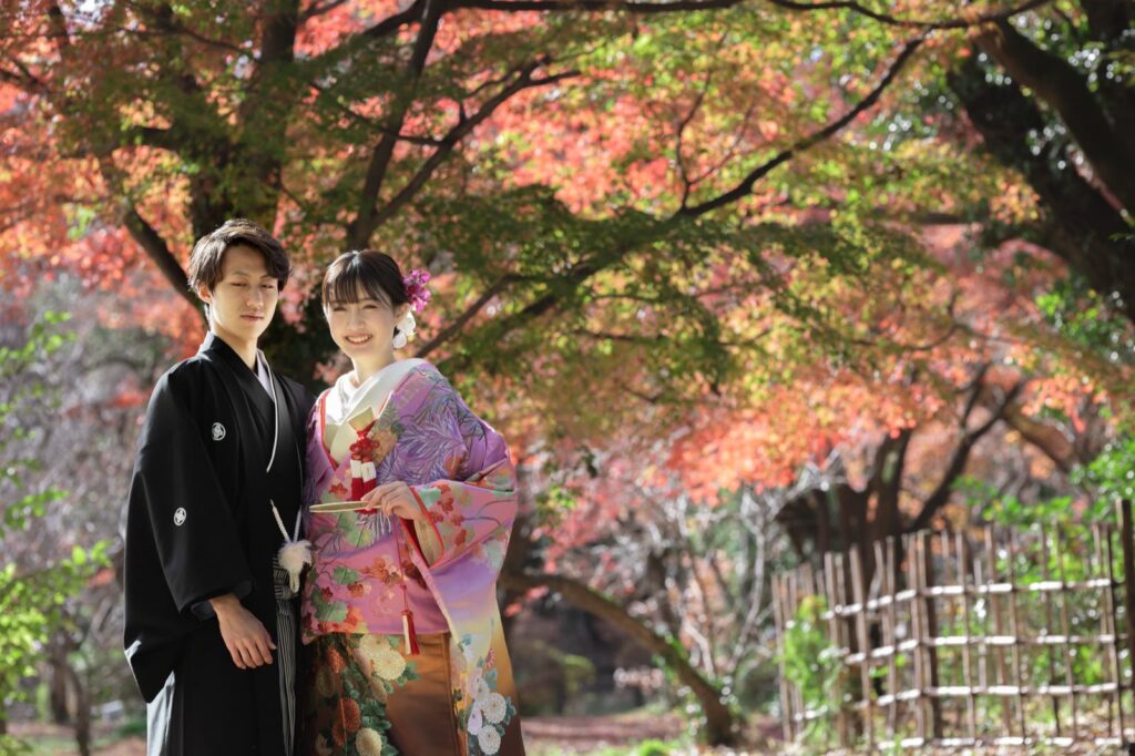 京都府立植物園で色打掛と紋付袴の和装の前撮り（紅葉の中で）