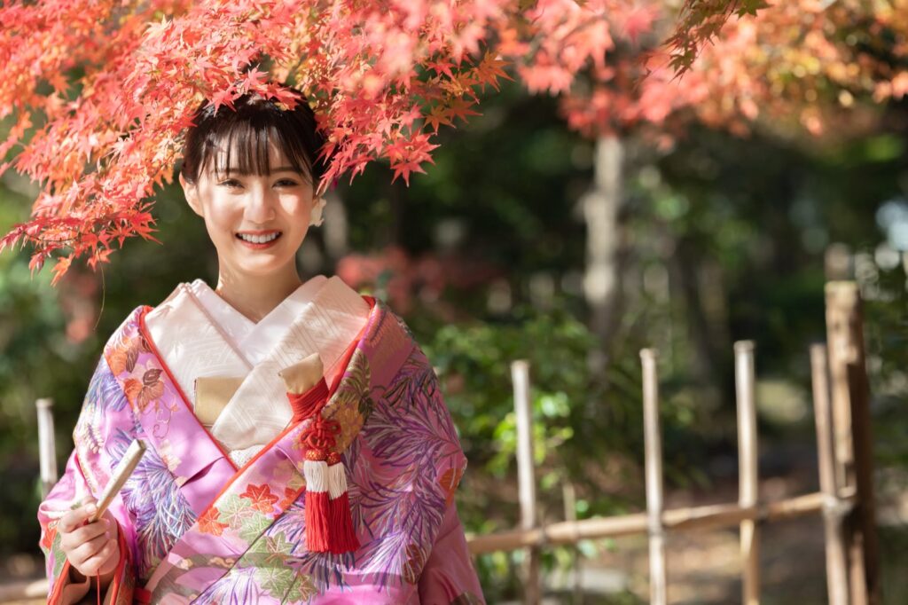 京都府立植物園で色打掛と紋付袴の和装の前撮り（紅葉の下で）
