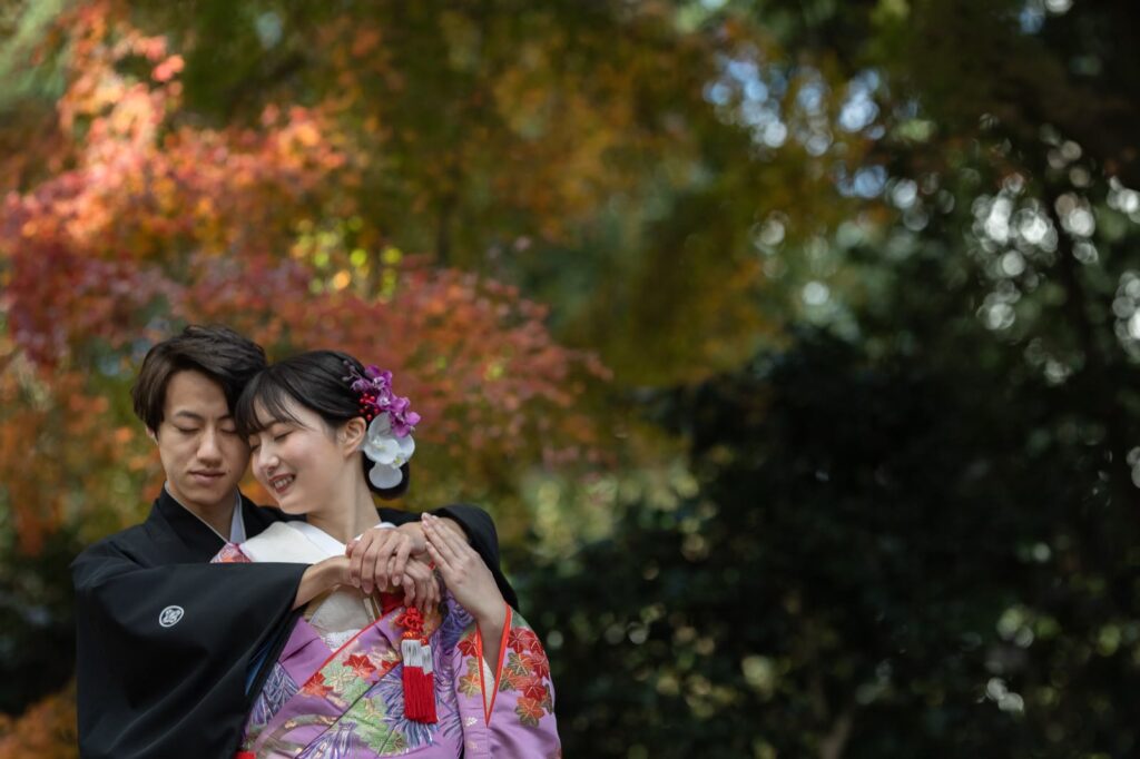 京都府立植物園で色打掛と紋付袴の和装の前撮り（紅葉の中で）