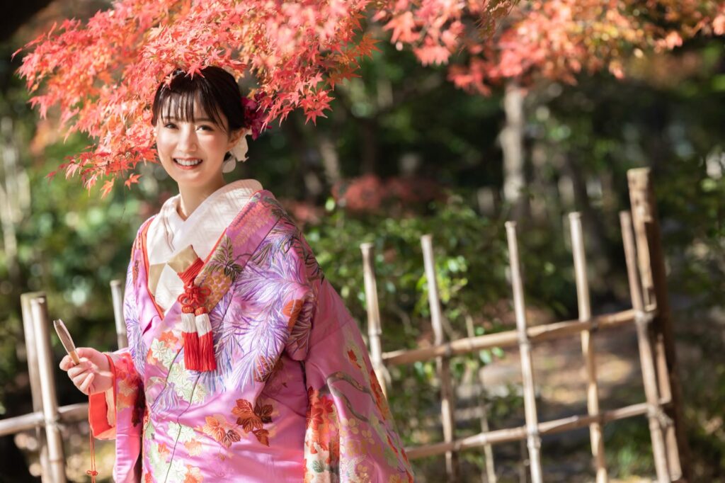 京都府立植物園で色打掛と紋付袴の和装の前撮り（紅葉の下で）