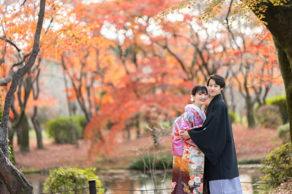 京都府立植物園で色打掛と紋付袴の和装の前撮り（紅葉と池のほとり）