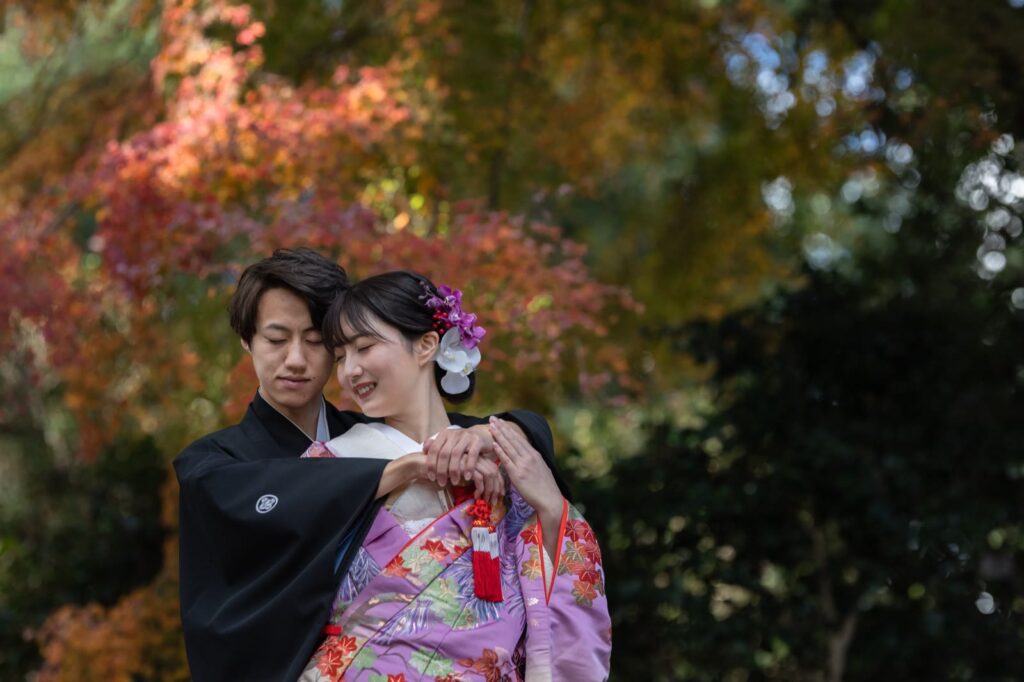 京都府立植物園で色打掛と紋付袴の和装の前撮り（紅葉の中で）