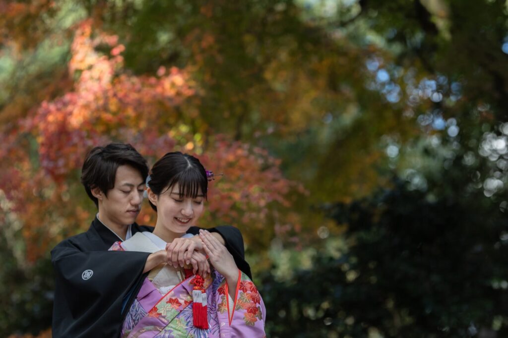 京都府立植物園で色打掛と紋付袴の和装の前撮り（紅葉の中で）
