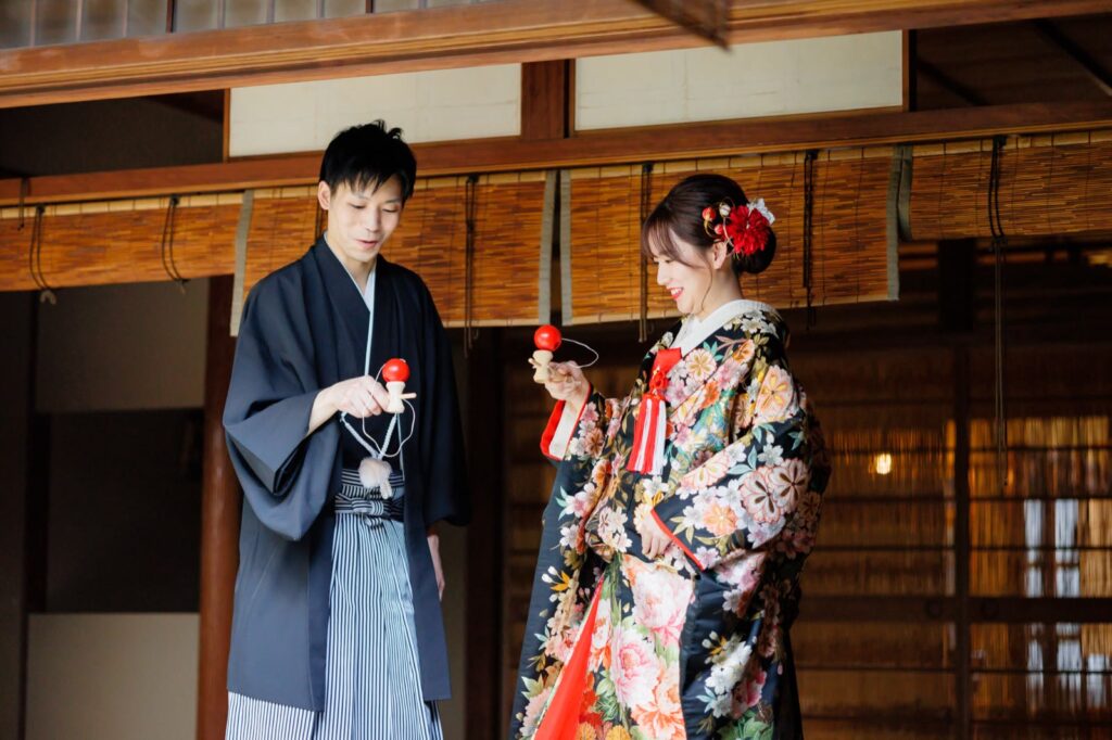 玄想庵で色打掛と紋付袴の和装の前撮り（格子戸の前で）