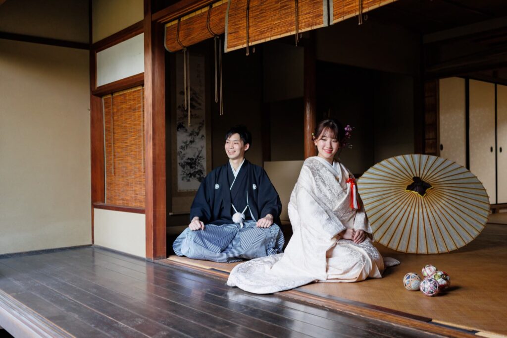 玄想庵で白無垢と紋付袴の和装の前撮り（縁側に和傘を添えて）