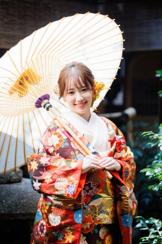 玄想庵で色打掛の和装の前撮り（坪庭で和傘を差して）