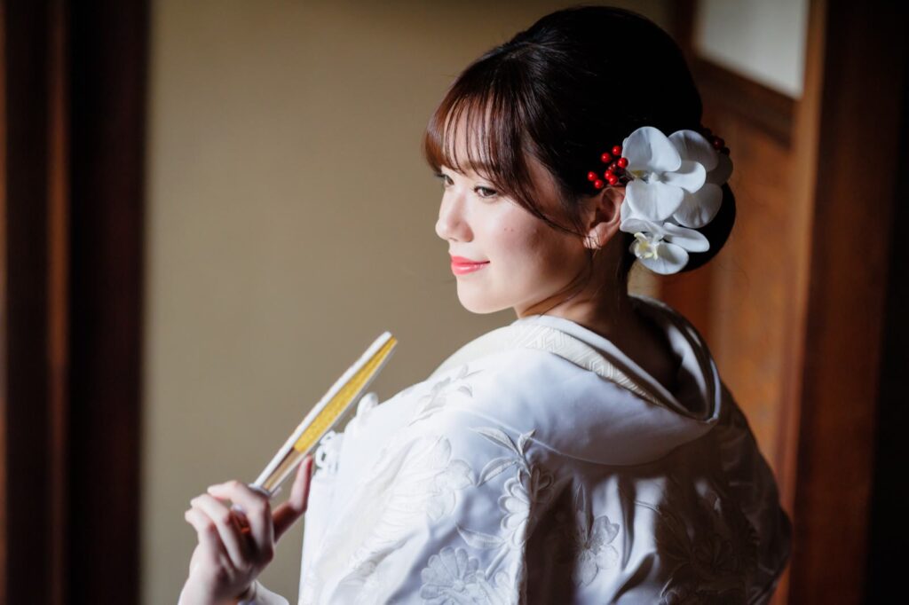 玄想庵で白無垢の和装の前撮り（座敷の窓辺で）