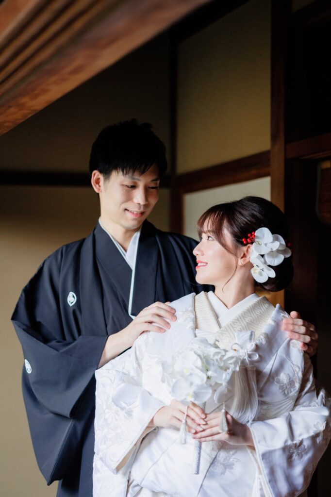 玄想庵で白無垢と紋付袴の和装の前撮り（座敷で寄り添って）