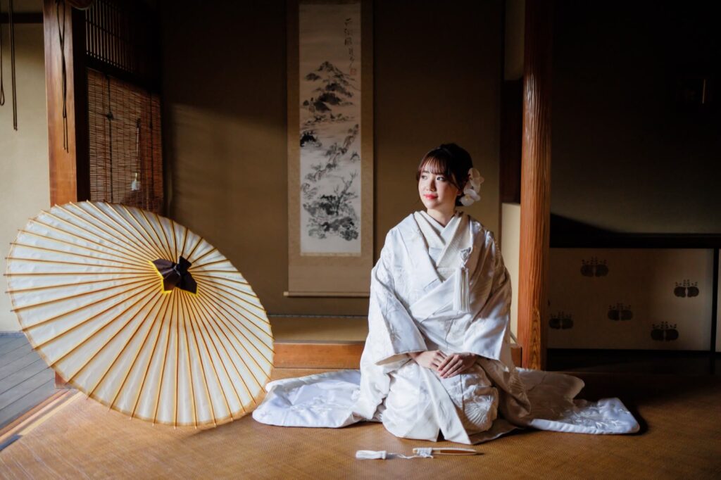玄想庵で白無垢の和装の前撮り（床の間と和傘）