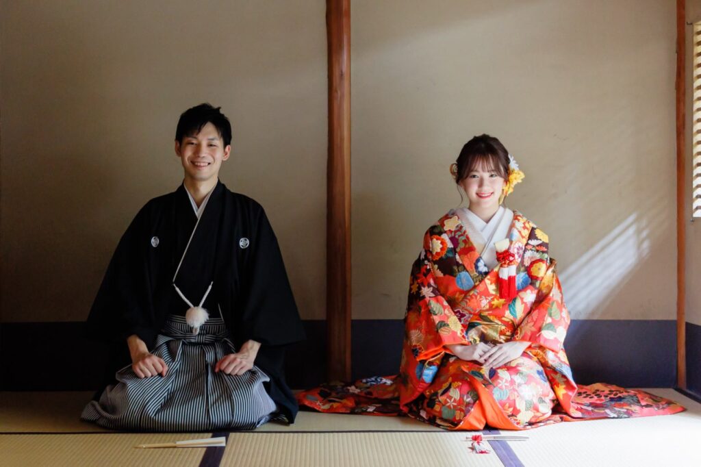 玄想庵で色打掛と紋付袴の和装の前撮り（座敷に並んで）