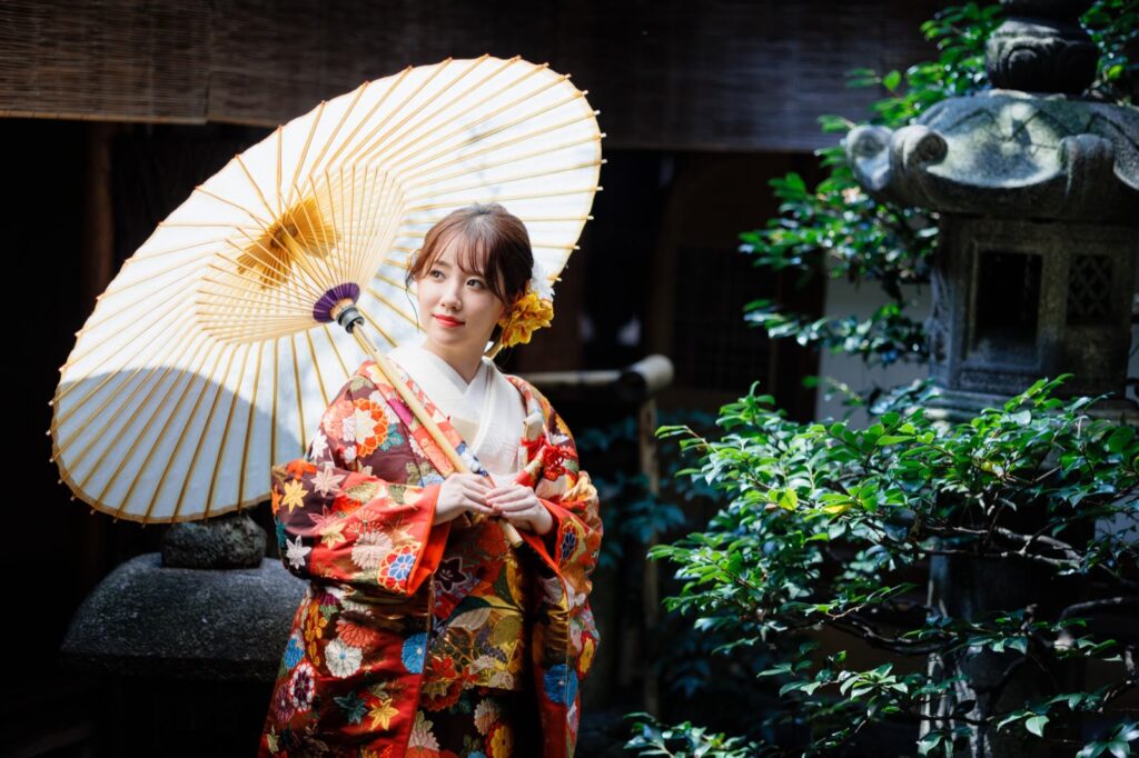 玄想庵で色打掛の和装の前撮り（灯籠の立つ坪庭で和傘を）