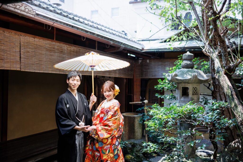 玄想庵で色打掛と紋付袴の和装の前撮り（坪庭で和傘を）