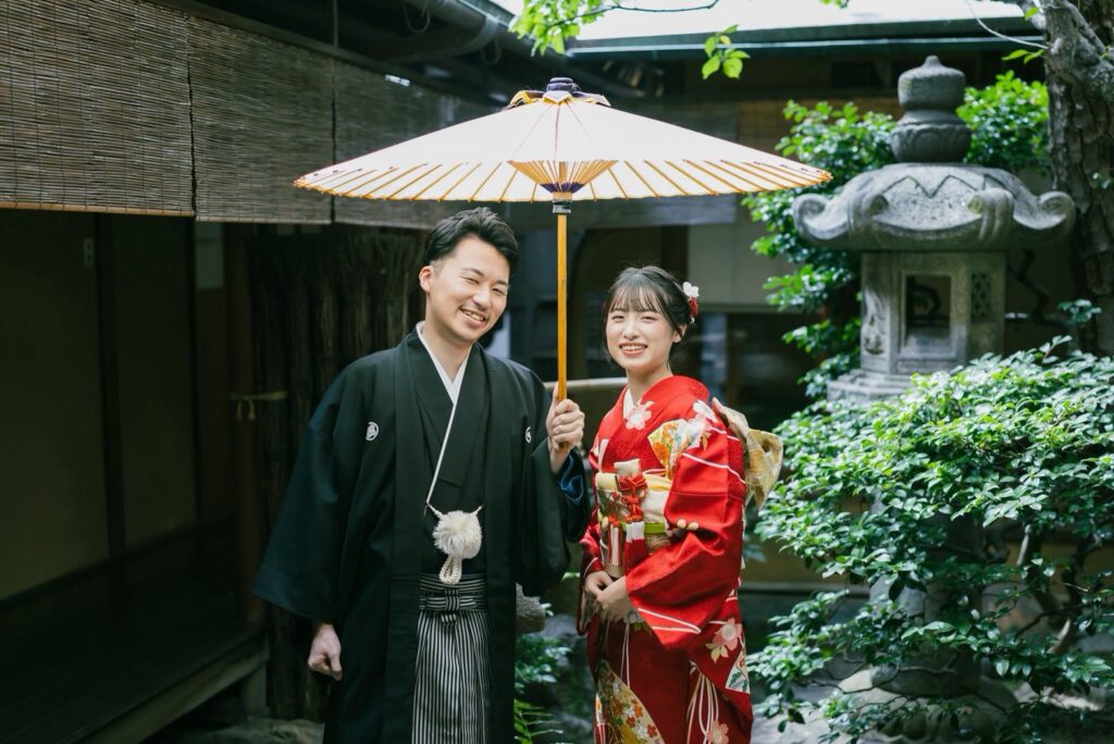 玄想庵で引振袖と紋付袴の和装の前撮り（坪庭で和傘を）