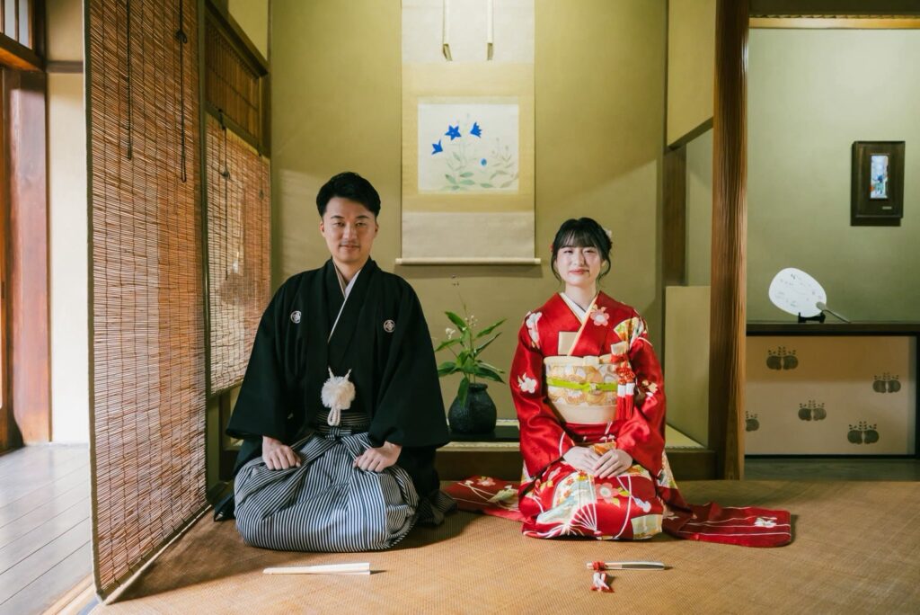 玄想庵で引振袖と紋付袴の和装の前撮り（床の間のある座敷）