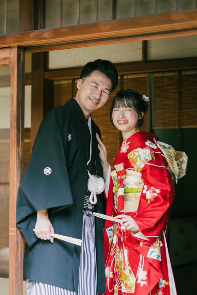 玄想庵で引振袖と紋付袴の和装の前撮り（縁側で寄り添って）