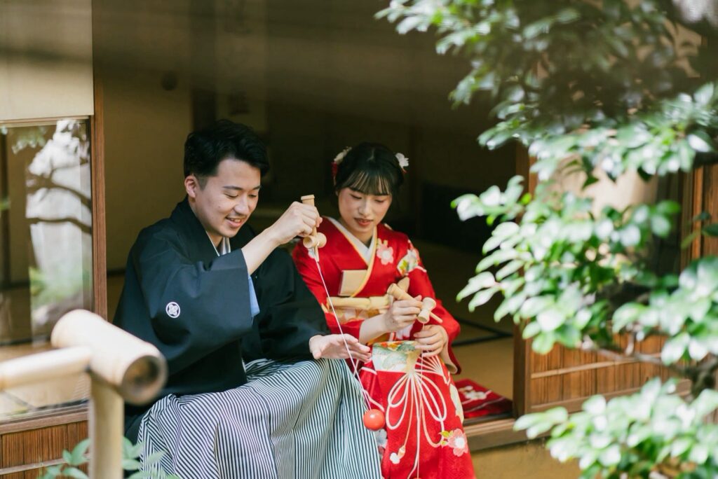 玄想庵で引振袖と紋付袴の和装の前撮り（坪庭を前に縁側で）