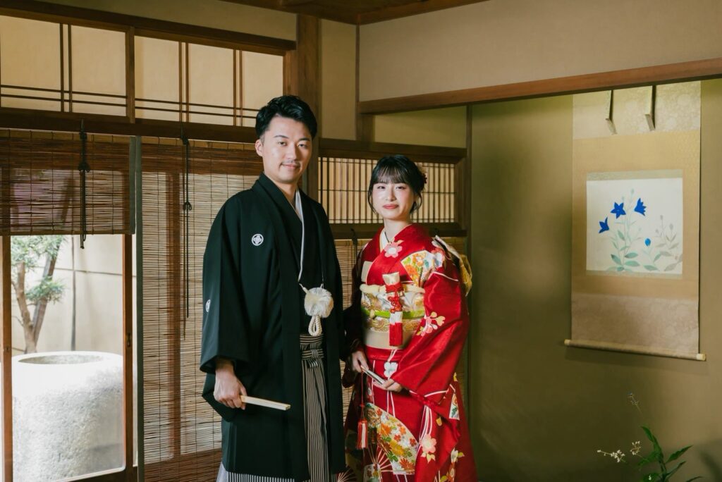 玄想庵で引振袖と紋付袴の和装の前撮り（掛け軸の前で）