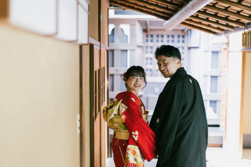 玄想庵で引振袖と紋付袴の和装の前撮り（格子の前の縁側で）