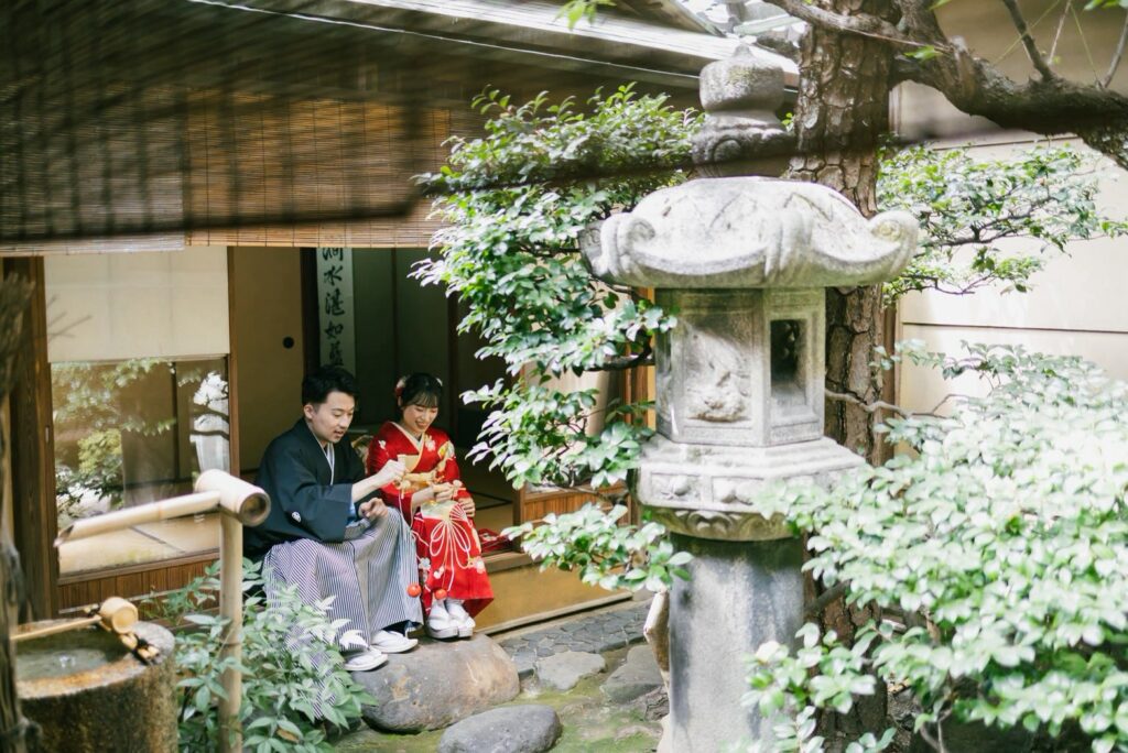 玄想庵で引振袖と紋付袴の和装の前撮り（灯籠の立つ坪庭を前に）