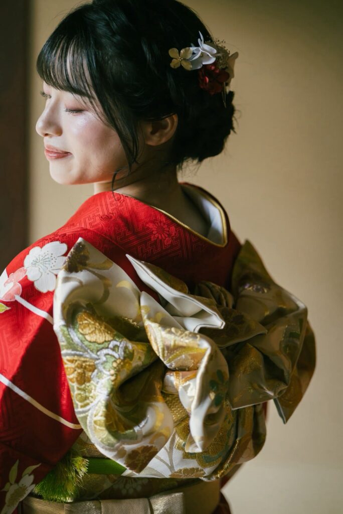 玄想庵で引振袖の和装の前撮り（帯の結びを見せて）