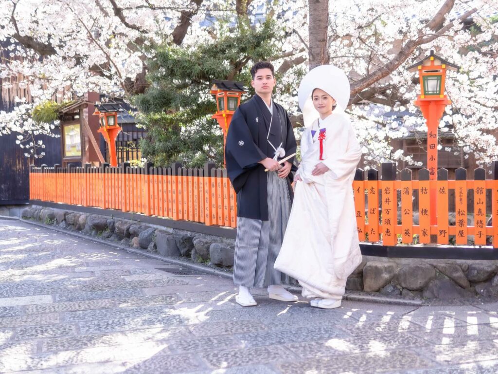 祇園白川で和装の前撮り(桜と朱色の柵)
