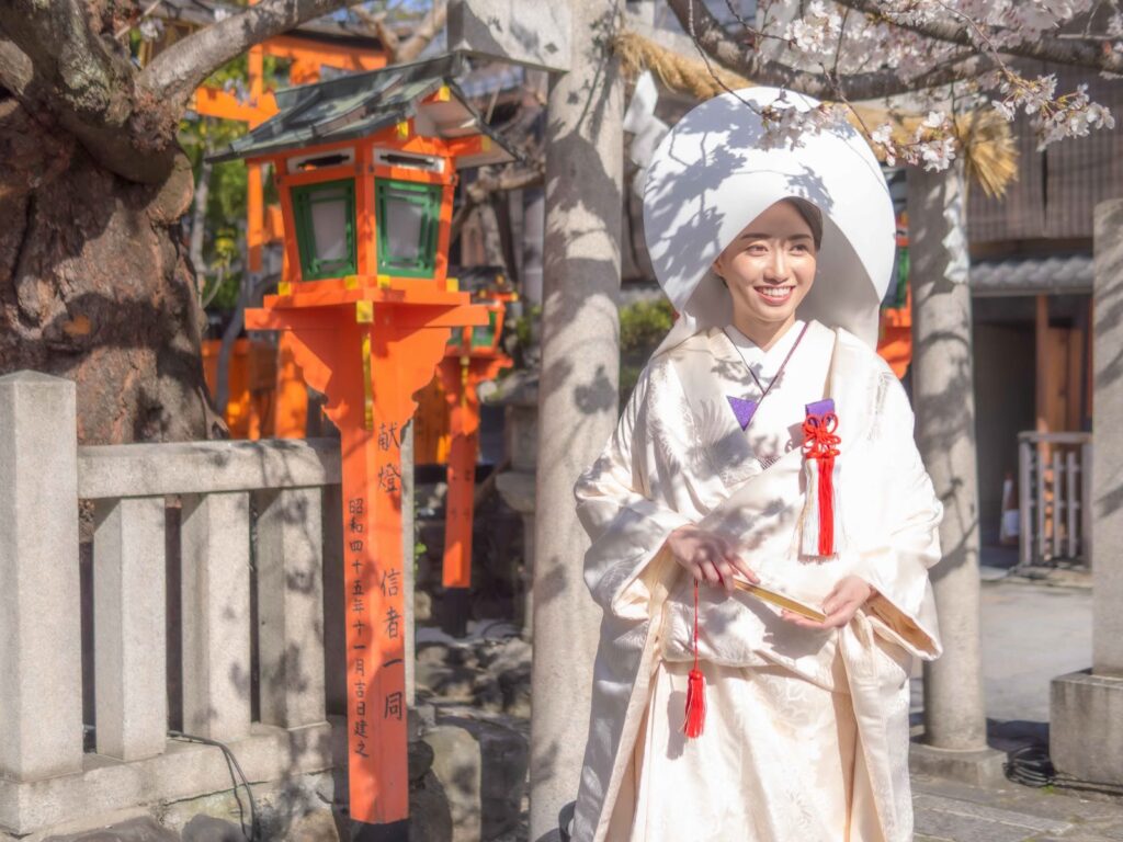 祇園白川で和装の前撮り(朱色の灯籠と綿帽子)