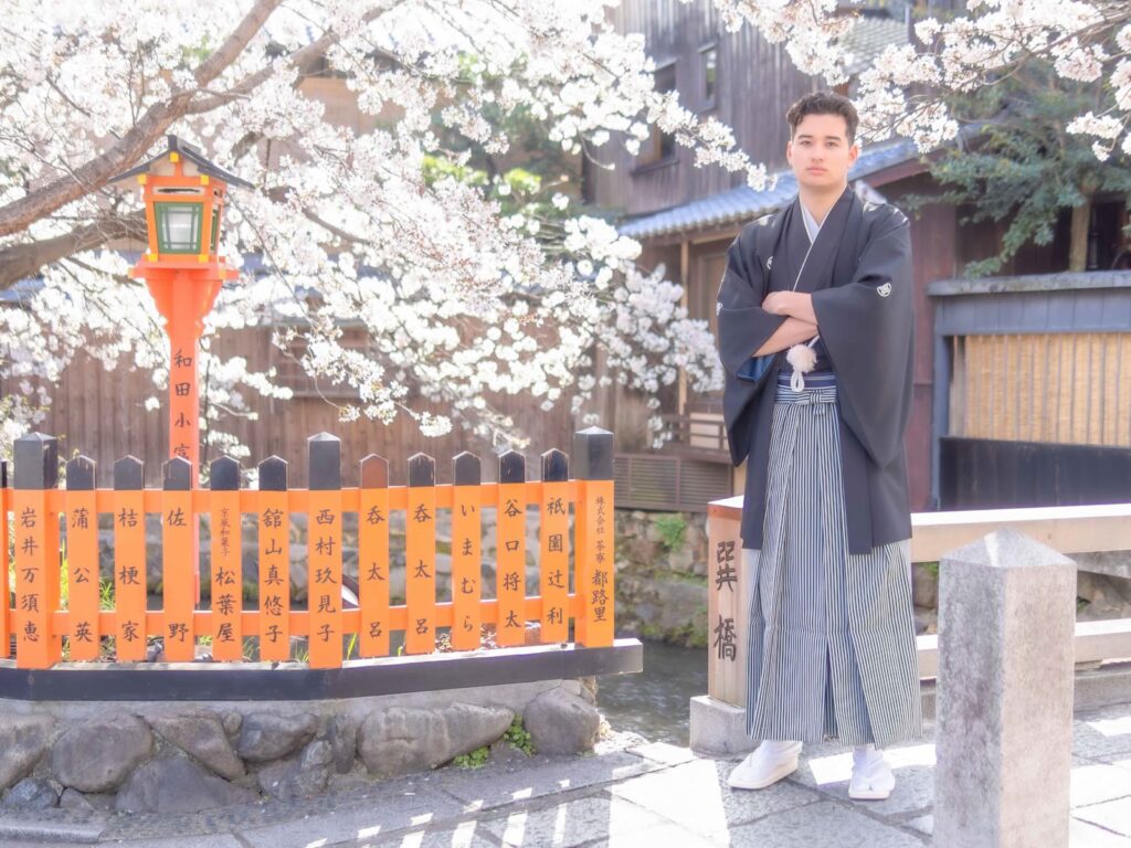 祇園白川で和装の前撮り(桜と朱色の柵)