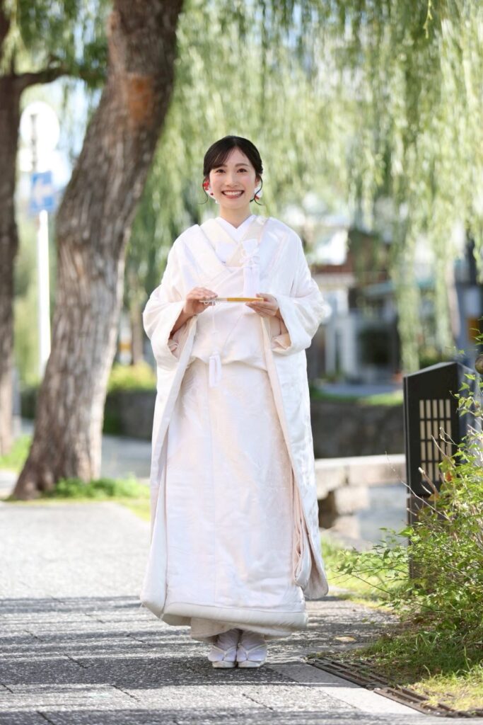 祇園白川で和装の前撮り(柳の並ぶ川沿いの道)
