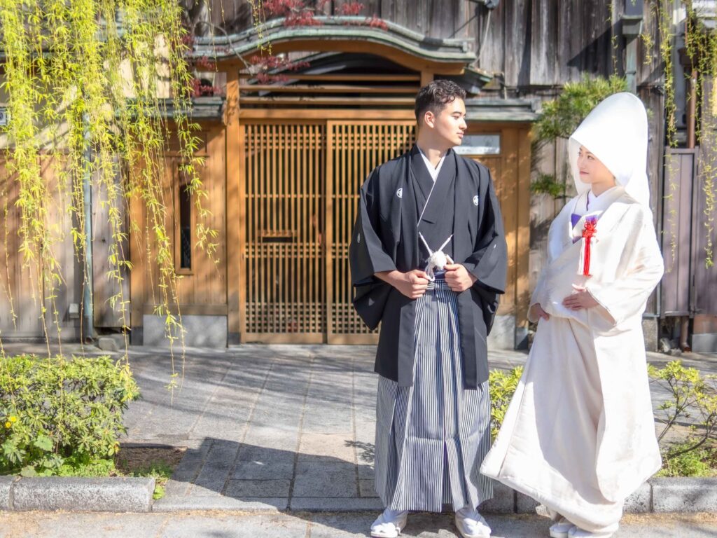 祇園白川で和装の前撮り(町家の格子戸の前)