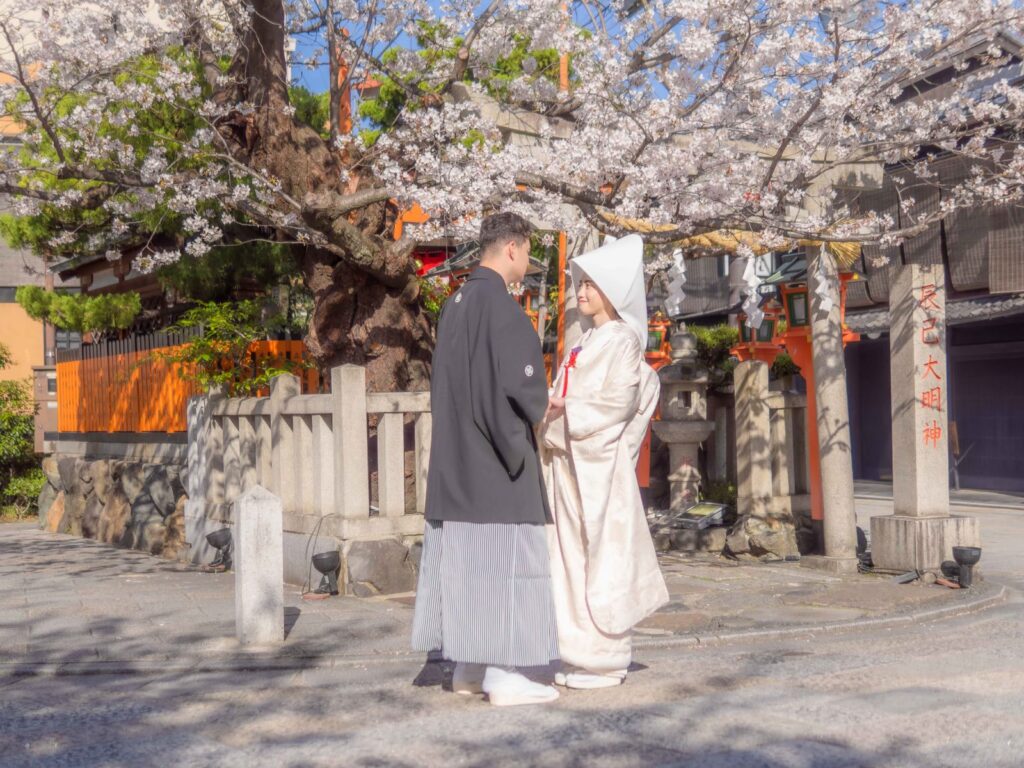 祇園白川で和装の前撮り(桜と石の鳥居)