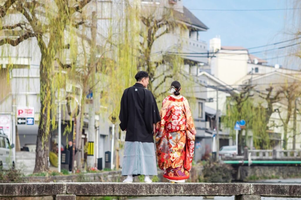 祇園白川で和装の前撮り(柳と色打掛)