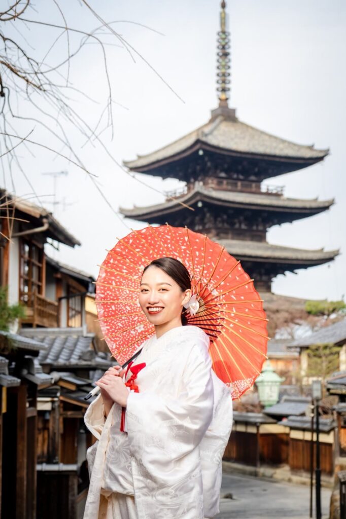 東山で白無垢と紋付袴の和装の前撮り(八坂の塔と和傘)