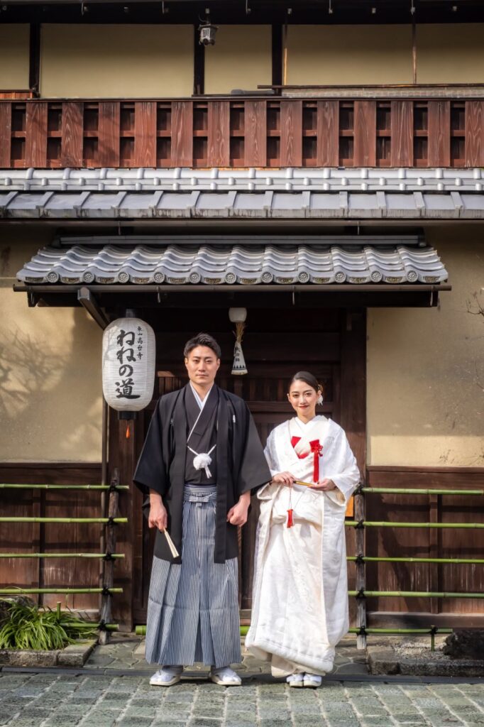 東山で白無垢と紋付袴の和装の前撮り(ねねの道)