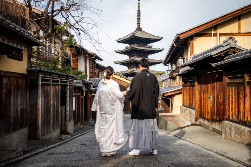 東山で白無垢と紋付袴の和装の前撮り(八坂の塔を望む路地)