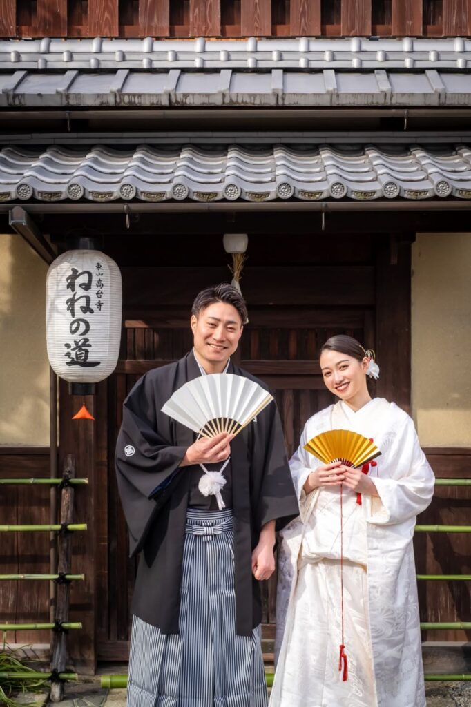 東山で白無垢と紋付袴の和装の前撮り(ねねの道)
