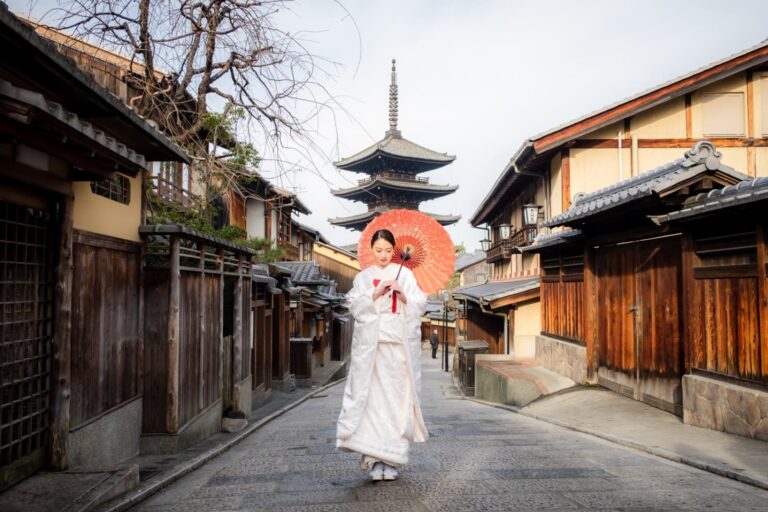 東山で白無垢と紋付袴の和装の前撮り（八坂の塔と和傘）