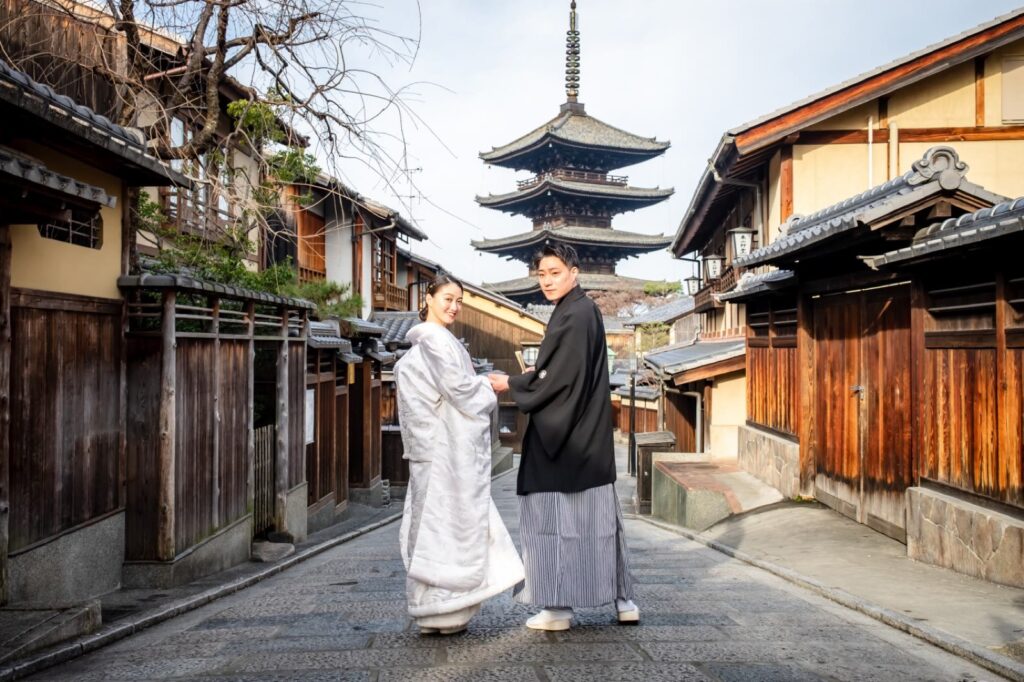 東山で白無垢と紋付袴の和装の前撮り(八坂の塔を望む路地)