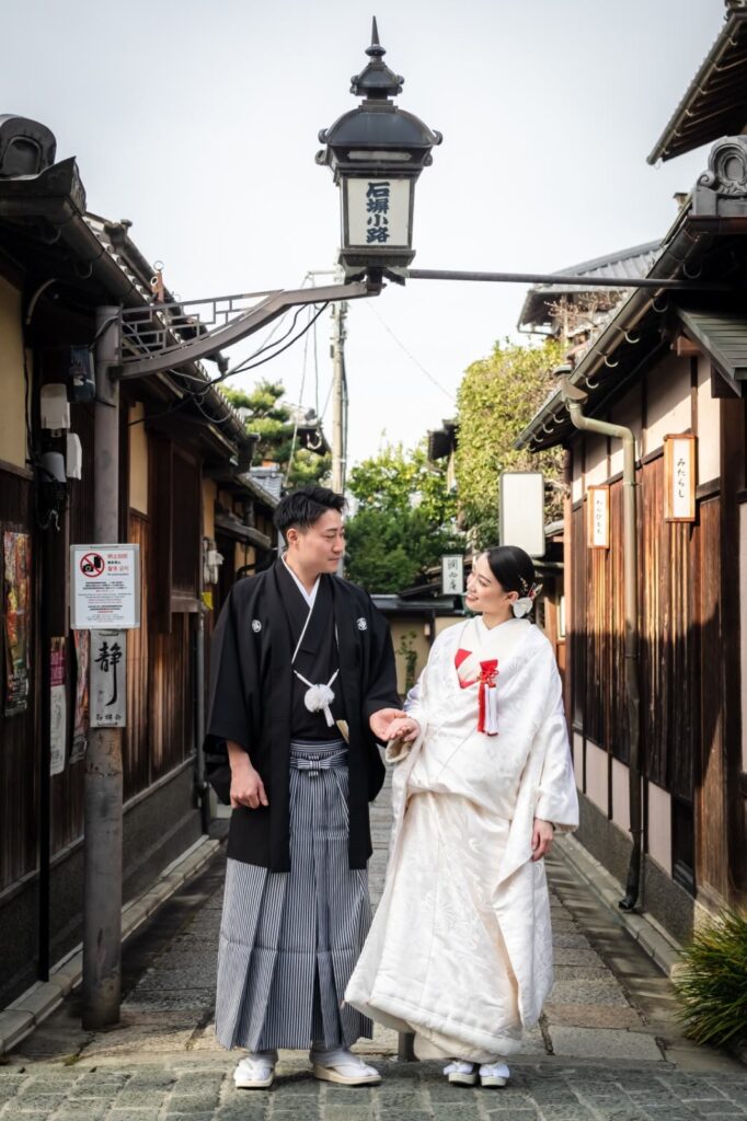 東山で白無垢と紋付袴の和装の前撮り(石畳の路地)