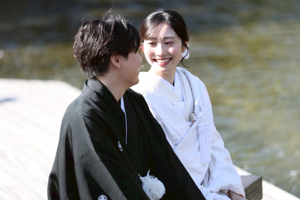 鴨川で白無垢と紋付袴の和装の前撮り(川辺に座って)