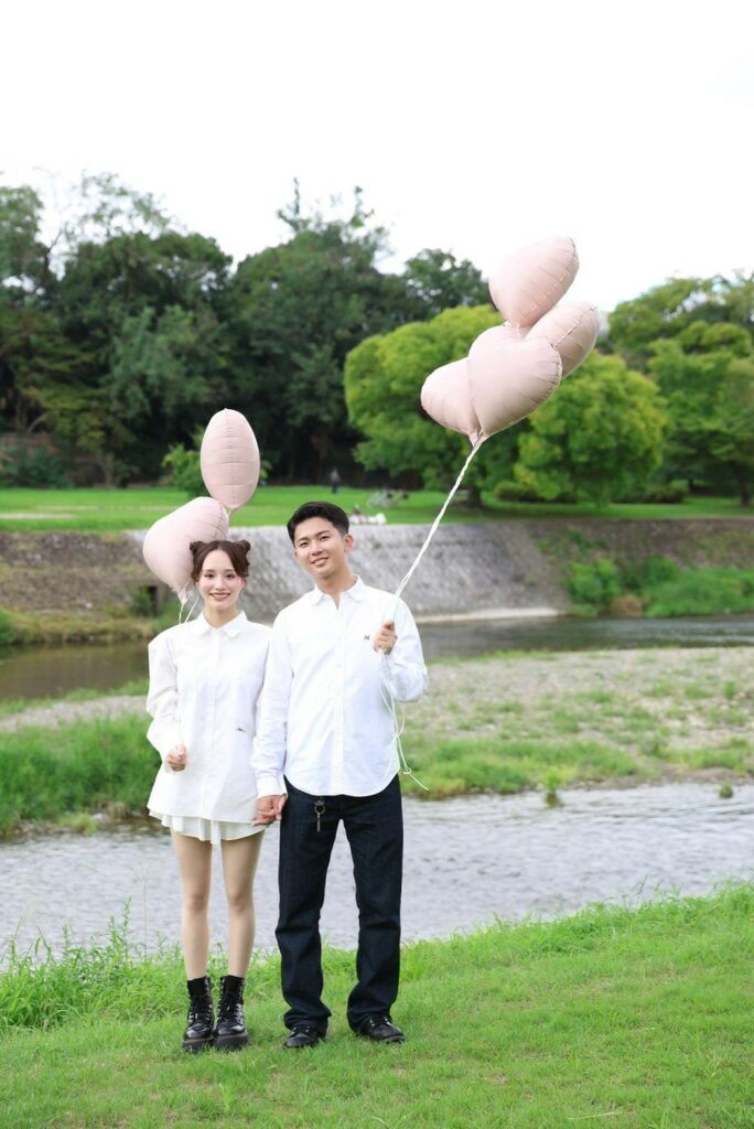 鴨川で私服の前撮り(川を背景にバルーンを持って)