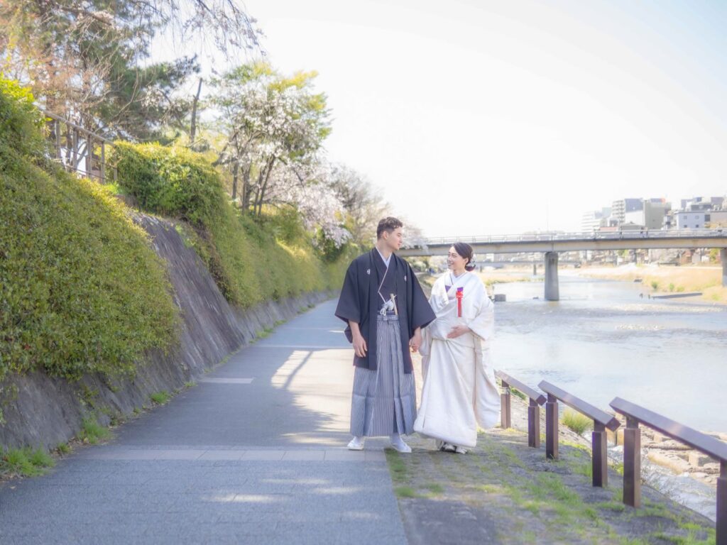鴨川で白無垢と紋付袴の和装の前撮り(川沿いの道と橋)