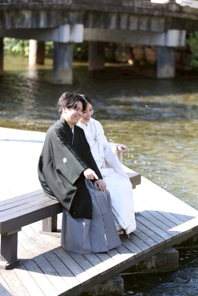 鴨川で白無垢と紋付袴の和装の前撮り(橋の下の川辺で)