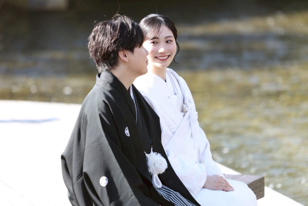 鴨川で白無垢と紋付袴の和装の前撮り(川辺に座って)