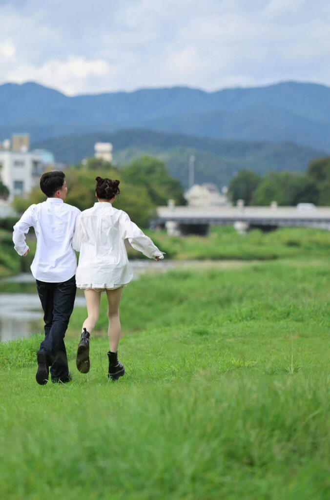 鴨川で私服の前撮り(山並みに向かって走るカット)