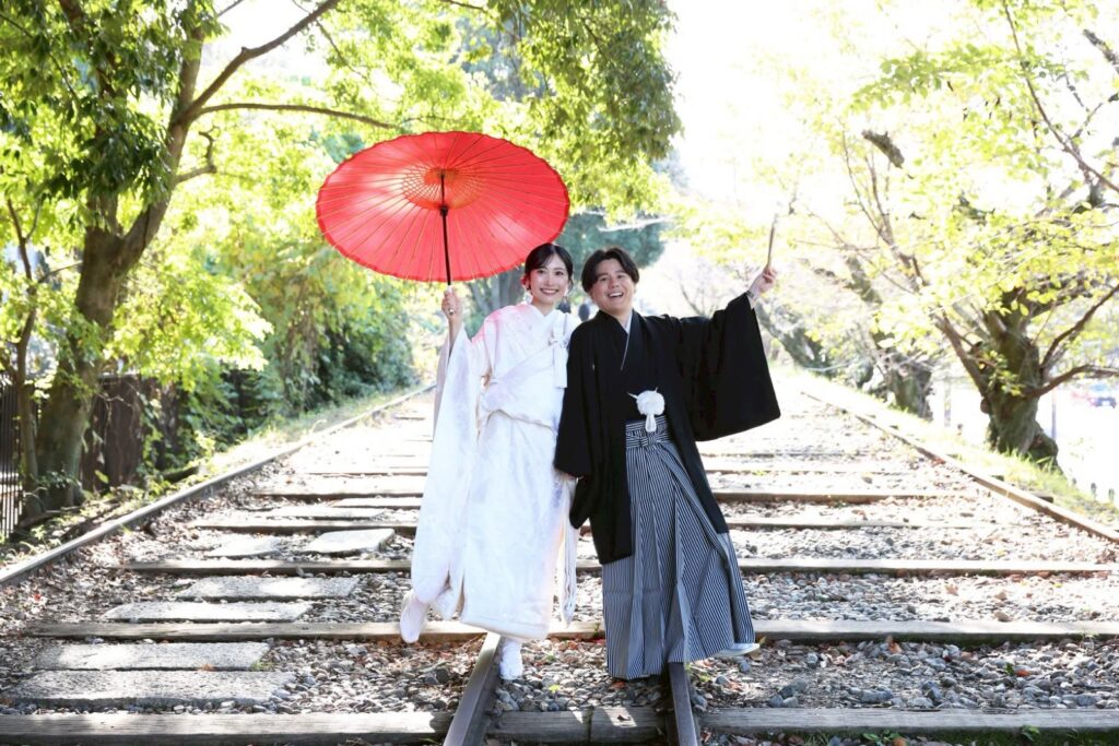 蹴上インクラインで白無垢と紋付袴の和装の前撮り(線路跡と和傘)