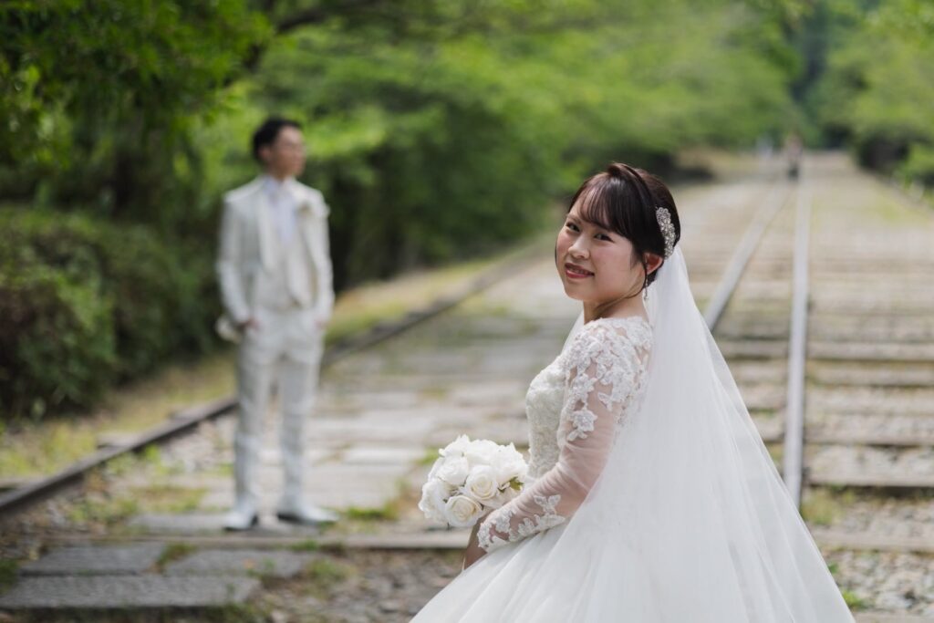 蹴上インクラインでドレスとタキシードの洋装の前撮り(新緑の線路跡)
